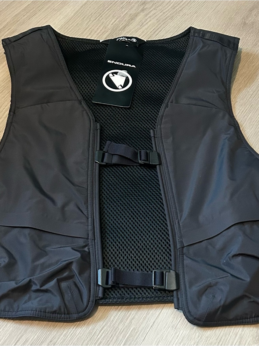 NWT Endura Black Cycling Hydration Vest Gilet - Size S/M